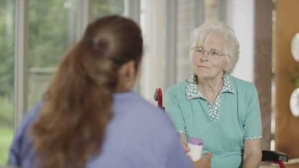 Медсестра консультирует пациента по вопросам лекарств — стоковое видео