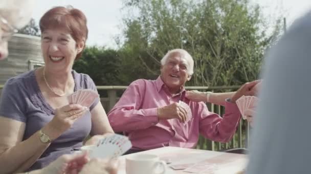 Vrienden speelkaarten — Stockvideo