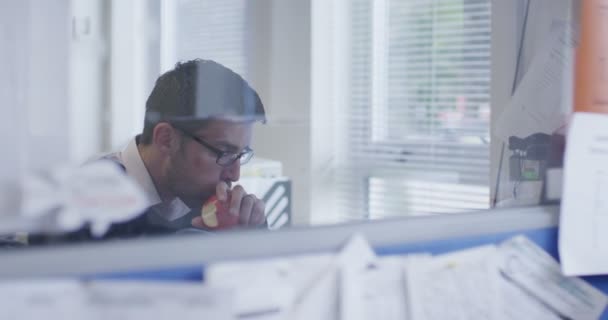 Empregado petiscar em sua mesa — Vídeo de Stock