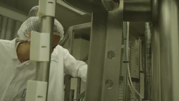 Arbetstagare kontrollera maskiner i fabriken — Stockvideo