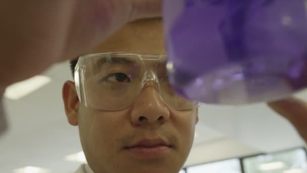 Азиатские учёные в лаборатории — стоковое видео