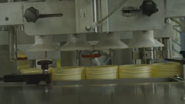 Termékek előállítása a gyárban újraindítják — Stock videók