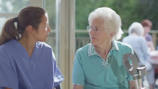 Verpleegkundige steun geven aan oudere patiënt — Stockvideo