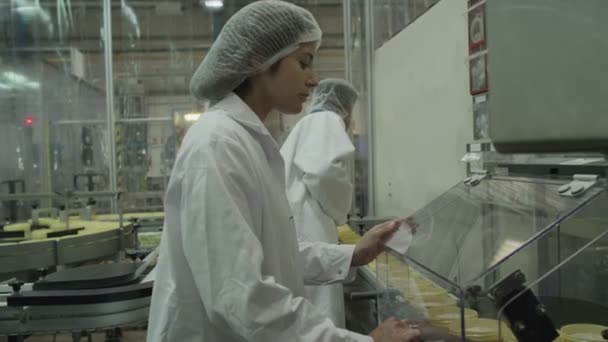 Trabajadores operan maquinaria de producción — Vídeo de stock