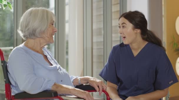 Медсестра, оказывающая помощь пожилым пациентам — стоковое видео