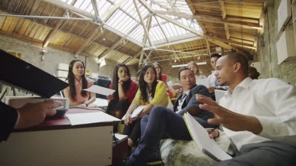 Lluvia de ideas del grupo empresarial en una reunión — Vídeo de stock