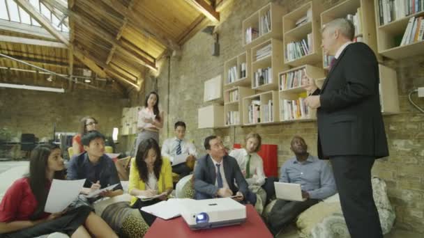 Grupo empresarial cérebro invadindo em uma reunião — Vídeo de Stock