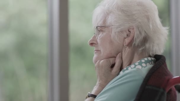 Anziana signora sola con i suoi pensieri — Video Stock