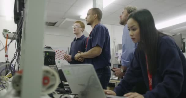 travailleurs travaillant sur les tests informatiques 