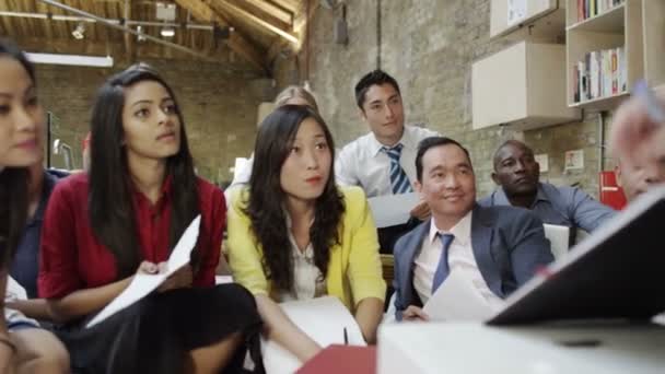 Business groep hersenen bestorming in een vergadering — Stockvideo