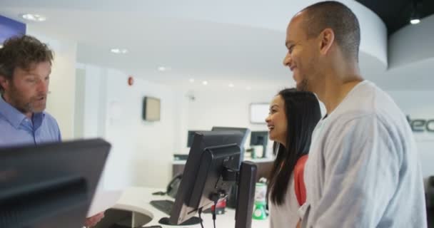 vendeur au service des clients 