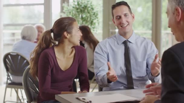 Casal em reunião com consultor financeiro — Vídeo de Stock