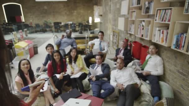 Grupo empresarial creativo en una lluvia de ideas — Vídeos de Stock
