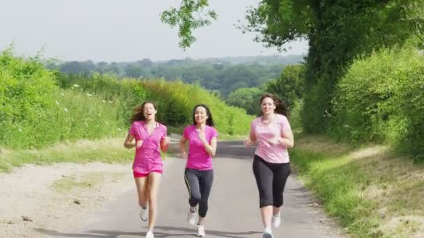 Жінки-друзі біжать в сільській місцевості — стокове відео
