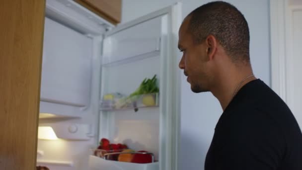 Affamé homme va au frigo — Video