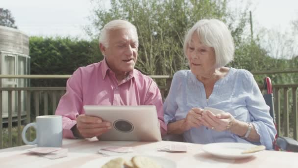 Äldre par skrattar åt något — Stockvideo