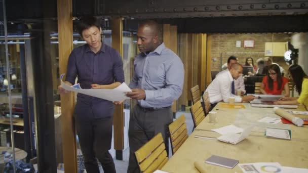 Empresários em debate na reunião — Vídeo de Stock