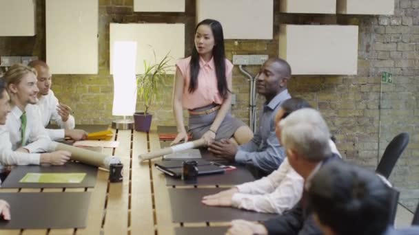 Obchodní tým v zasedací místnosti setkání — Stock video