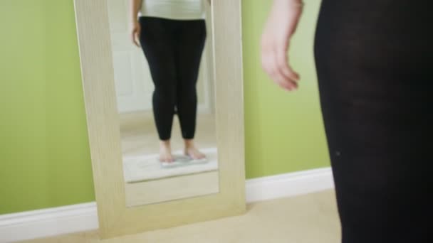 Femme marchant sur l'échelle — Video