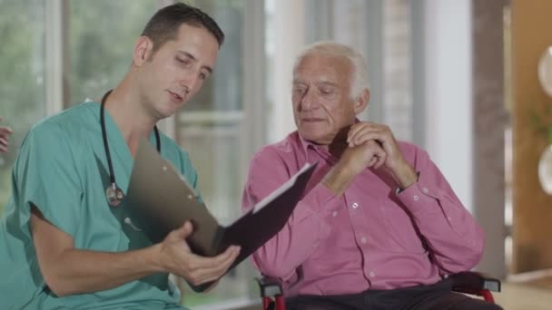 看護師の高齢患者にサポートを与える — ストック動画