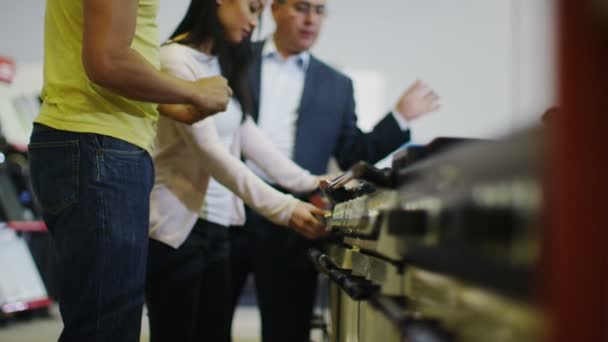 Salesman showing products to a couple — Stock Video