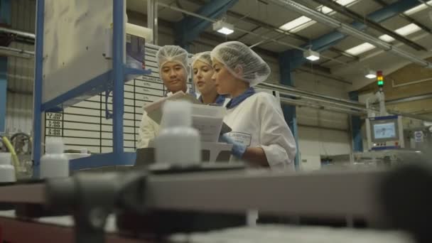 Trabalhadores operam máquinas de produção — Vídeo de Stock