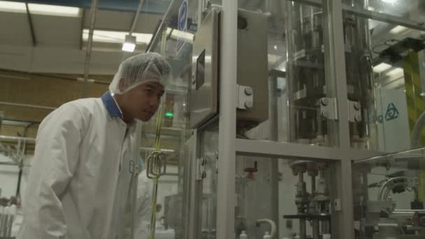 Farmaceutisk tillverkning fabrik — Stockvideo