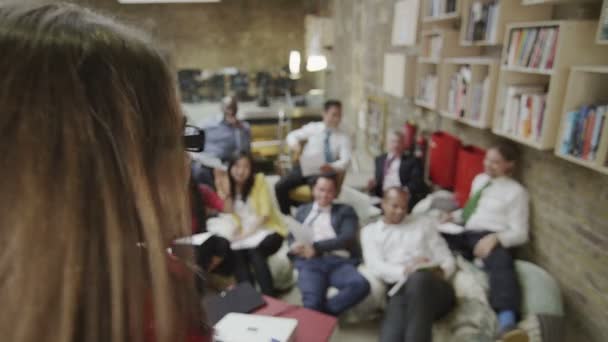 Gruppo d'affari creativo in un brainstorming — Video Stock