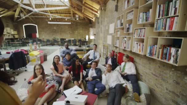 Groupe d'affaires créatif dans un brainstorming — Video