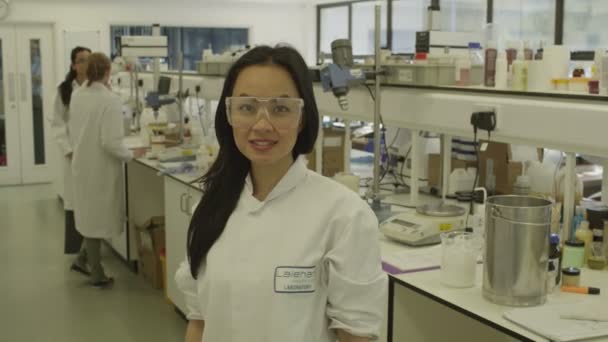 Científico con equipo científico en laboratorio — Vídeo de stock