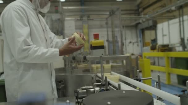 Farmaceutiska tekniker i tillverkningsanläggning — Stockvideo
