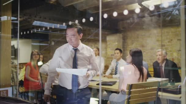 Equipo empresarial en la reunión de la sala de juntas — Vídeos de Stock