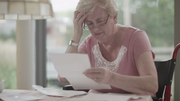 Woman worrying about paying the bills — Stock Video
