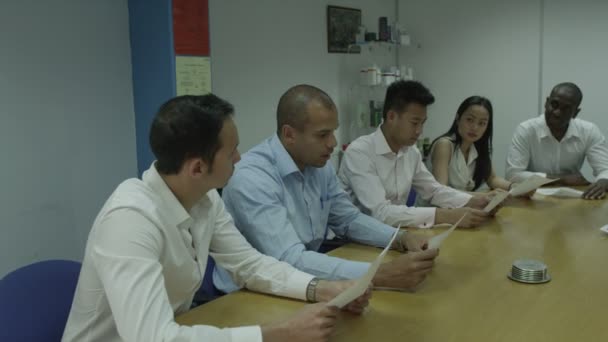 Gente de negocios discutiendo proyectos — Vídeos de Stock