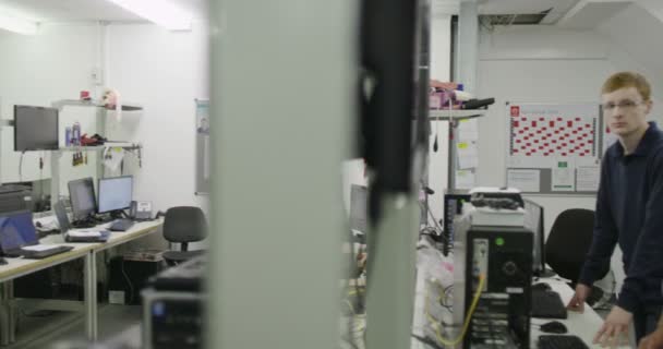 Работники, работающие над компьютерным тестированием — стоковое видео