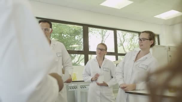 Wetenschappers in de vergadering aan het college — Stockvideo