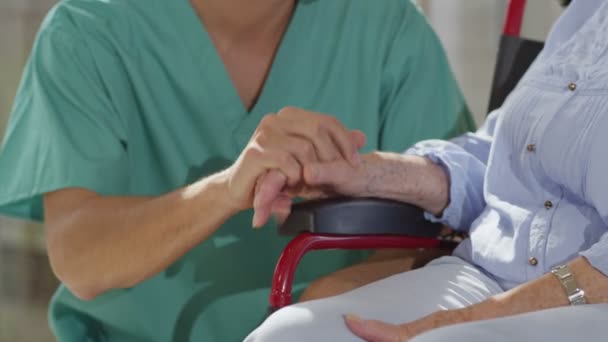 노인 환자에 게 지원을 제공 하는 간호사 — 비디오