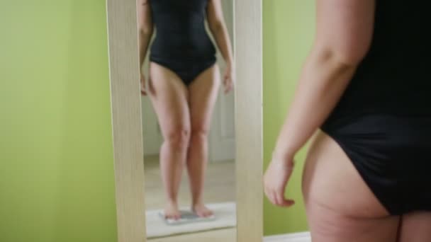 Женщина шагает на весах — стоковое видео