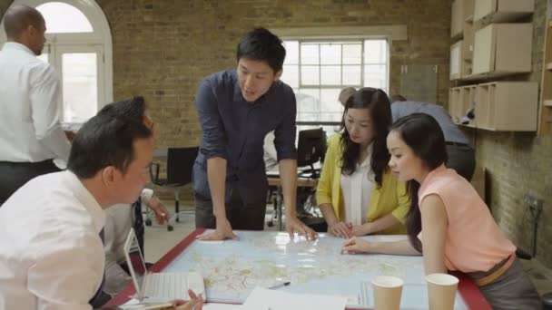Business-team tittar på en karta — Stockvideo