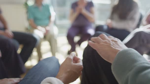 Paar hält während der Therapie Händchen — Stockvideo