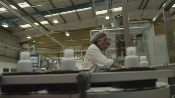 Trabajadores operan maquinaria de producción — Vídeo de stock