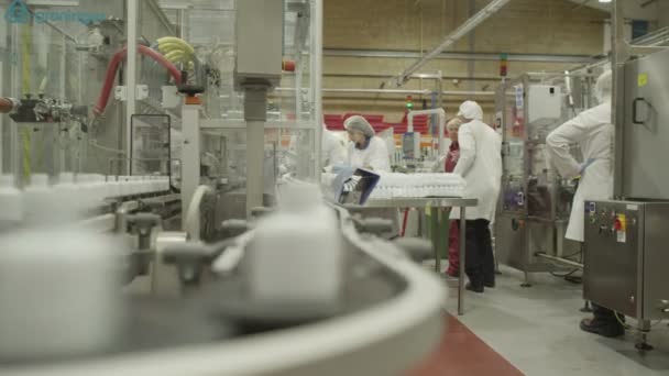 Les travailleurs utilisent des machines de production — Video