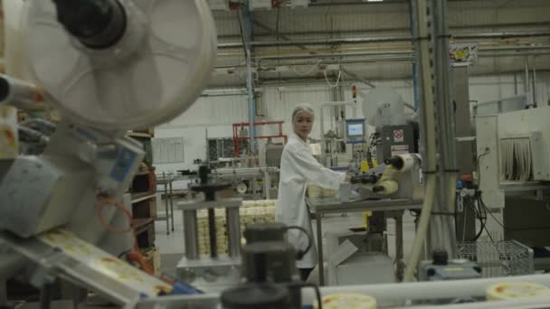 包装产品在制造工厂的女人 — 图库视频影像