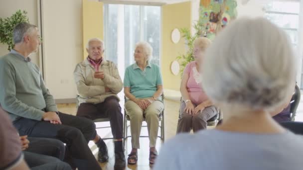 Pessoas em sessão de terapia de grupo — Vídeo de Stock