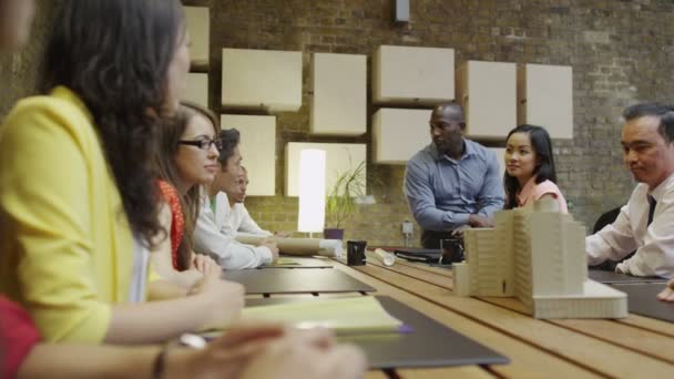 Arquitetos em uma reunião de design — Vídeo de Stock