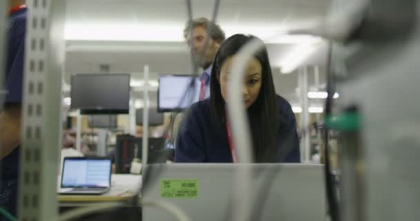 Trabajadores que trabajan en pruebas informáticas — Vídeos de Stock
