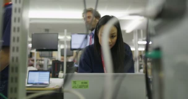 Trabajadores que trabajan en pruebas informáticas — Vídeo de stock