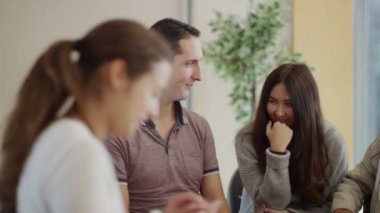 Onun sorunları hakkında kadın konuşuyor 