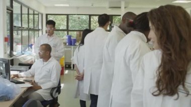 kozmetik üzerinde çalışan bilim adamları