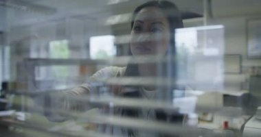 Ofis çalışanları birlikte modern binada çalışan